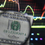 Курс доллара снижается: Банк России корректирует валютные позиции
