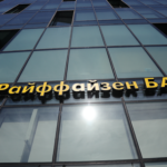 Райффайзенбанк прекращает валютные переводы для физлиц: что нужно знать клиентам